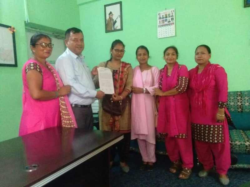 विभिन्न माग राख्दै इनरुवाका ईसीडी शिक्षकले बुझाए नगर प्रमुखलाई ध्यानाकर्षण पत्र